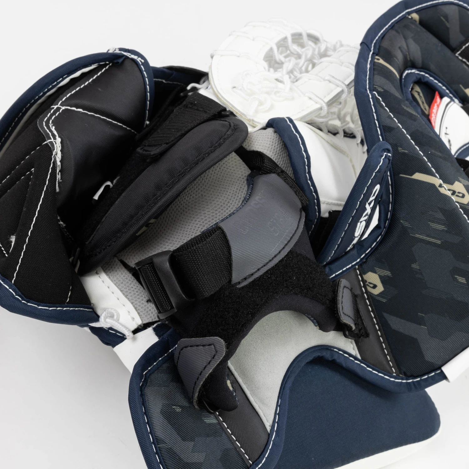 CCM Axis 2.9 Intermediate Goalie Catcher 14 CCM Axis 2.9 Intermediate Goalie Catcher - Image 12