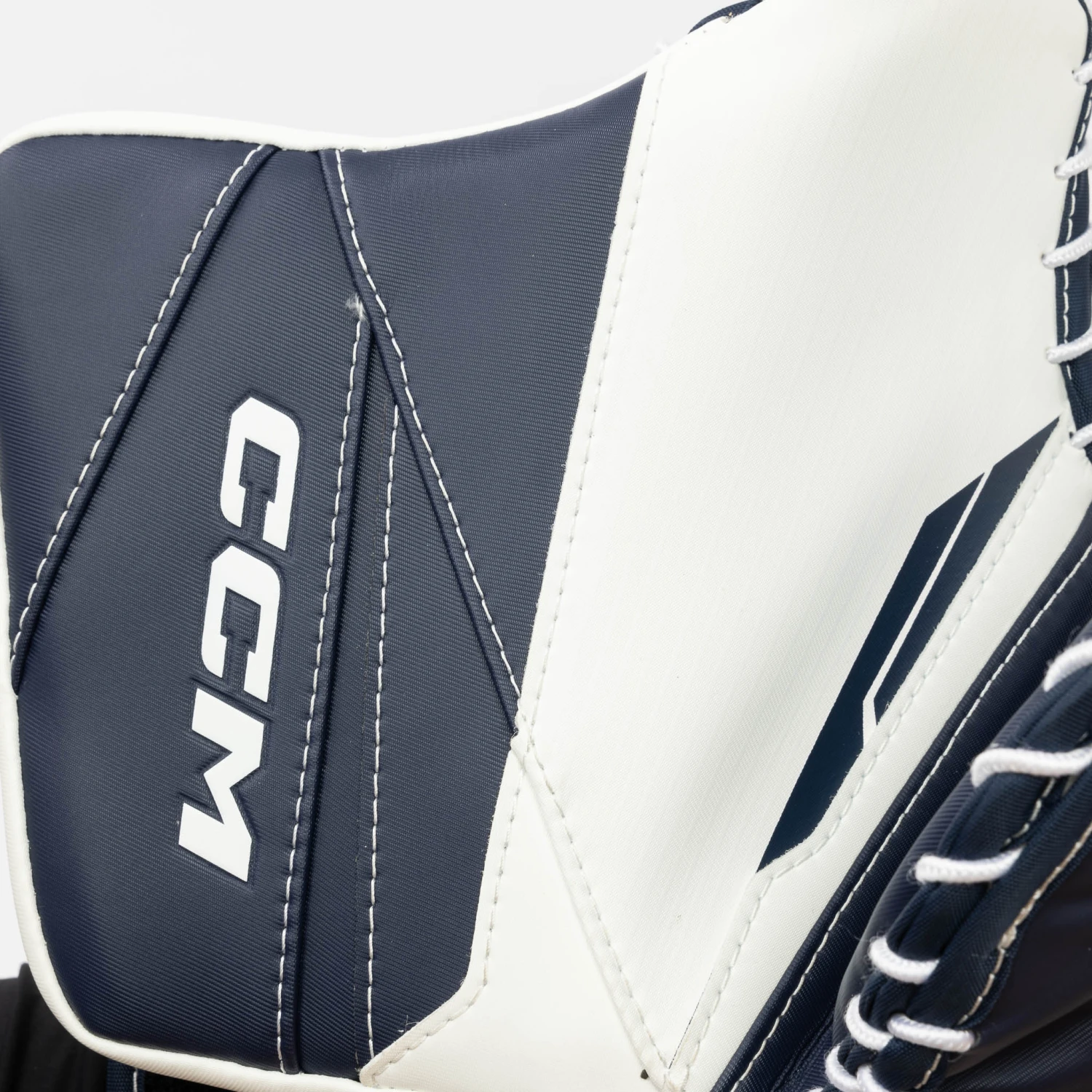 CCM Axis 2.9 Intermediate Goalie Catcher 9 CCM Axis 2.9 Intermediate Goalie Catcher - Image 7