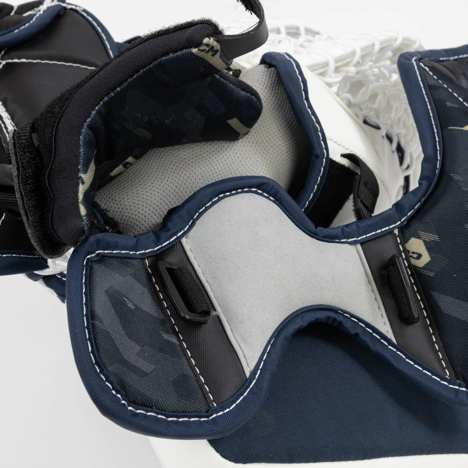 CCM Axis 2.9 Intermediate Goalie Catcher 15 CCM Axis 2.9 Intermediate Goalie Catcher - Image 13