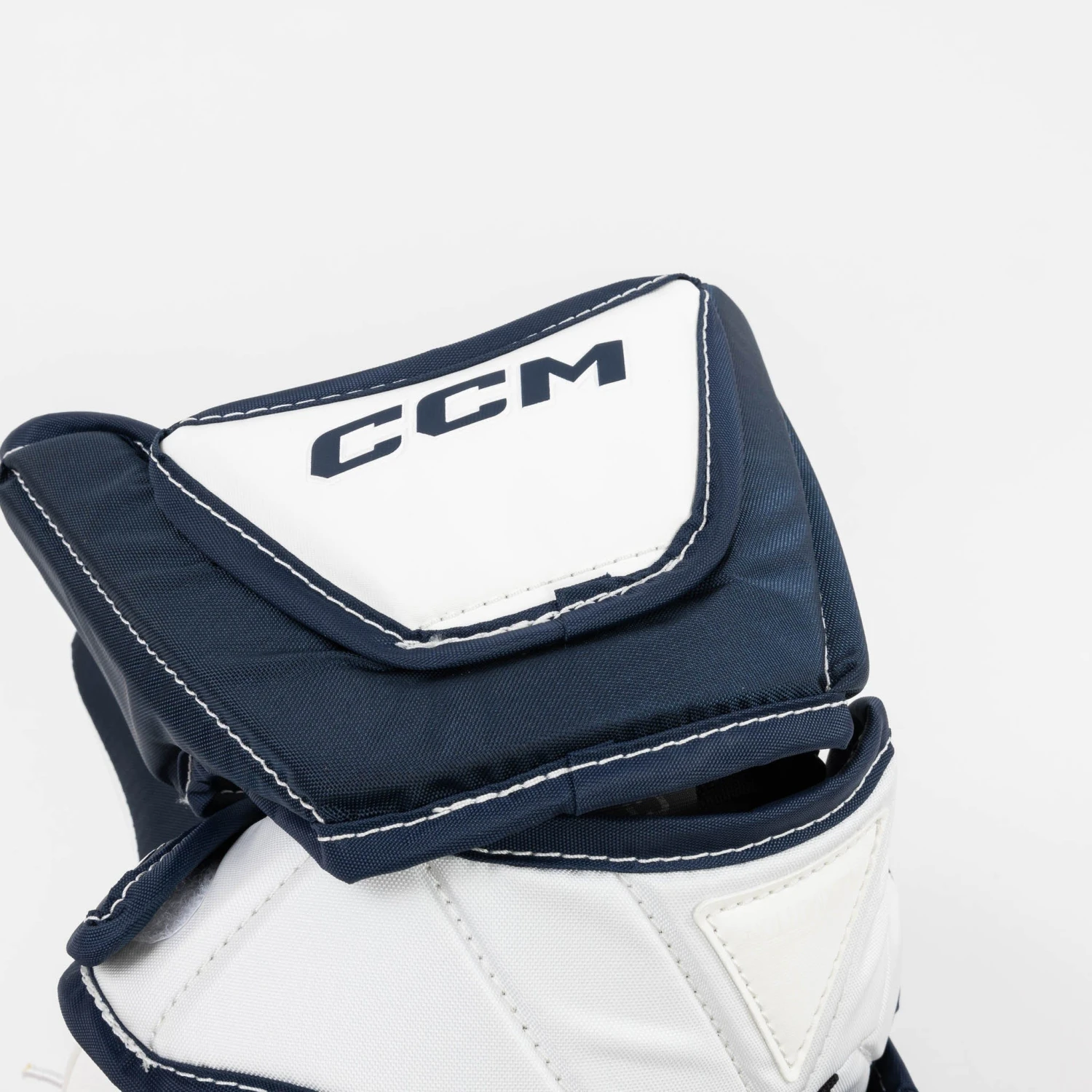 CCM Axis 2.9 Intermediate Goalie Catcher 11 CCM Axis 2.9 Intermediate Goalie Catcher - Image 9