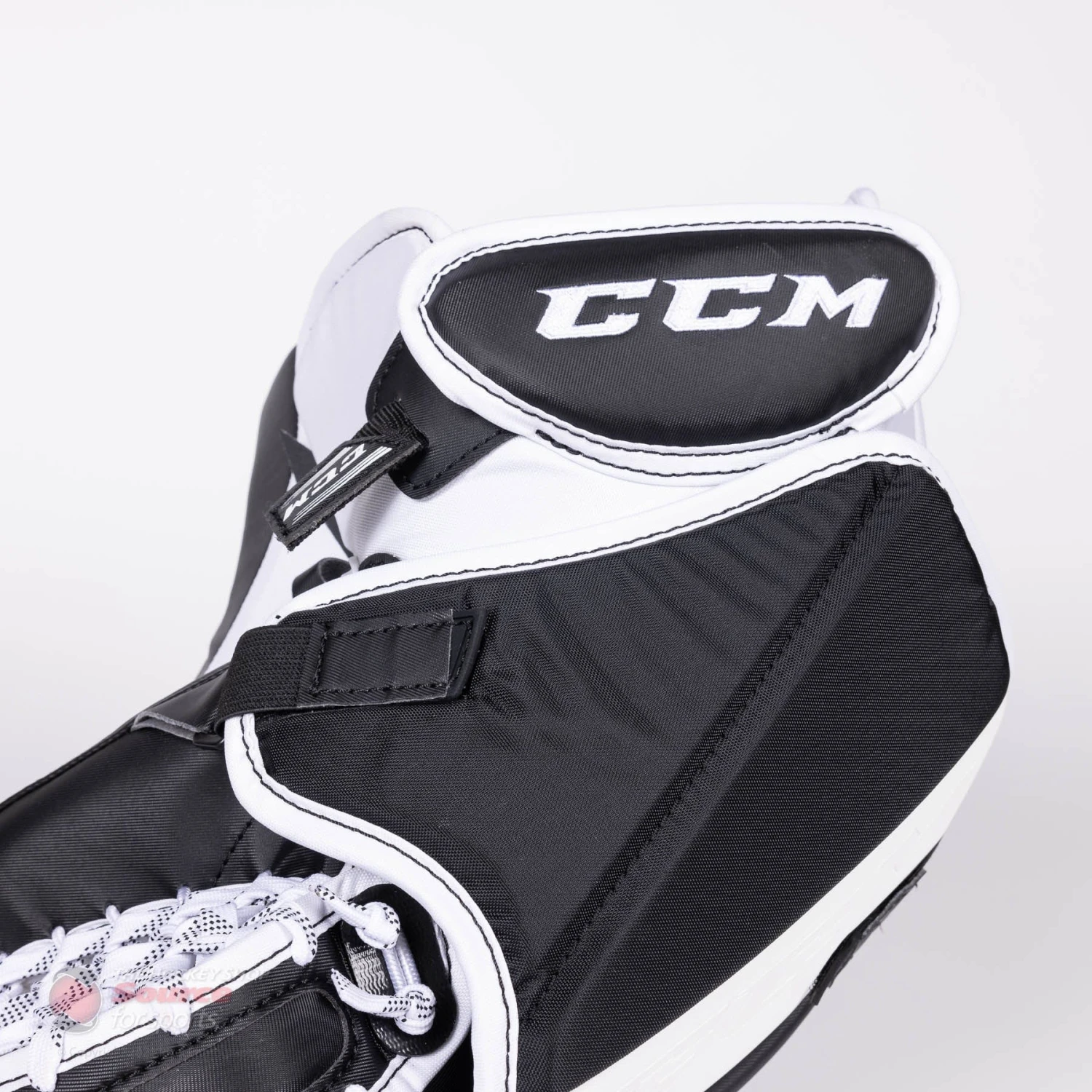 CCM Extreme Flex E5.9 Intermediate Goalie Catcher - Source Exclusive 9 CCM Extreme Flex E5.9 Intermediate Goalie Catcher - Source Exclusive - Image 7