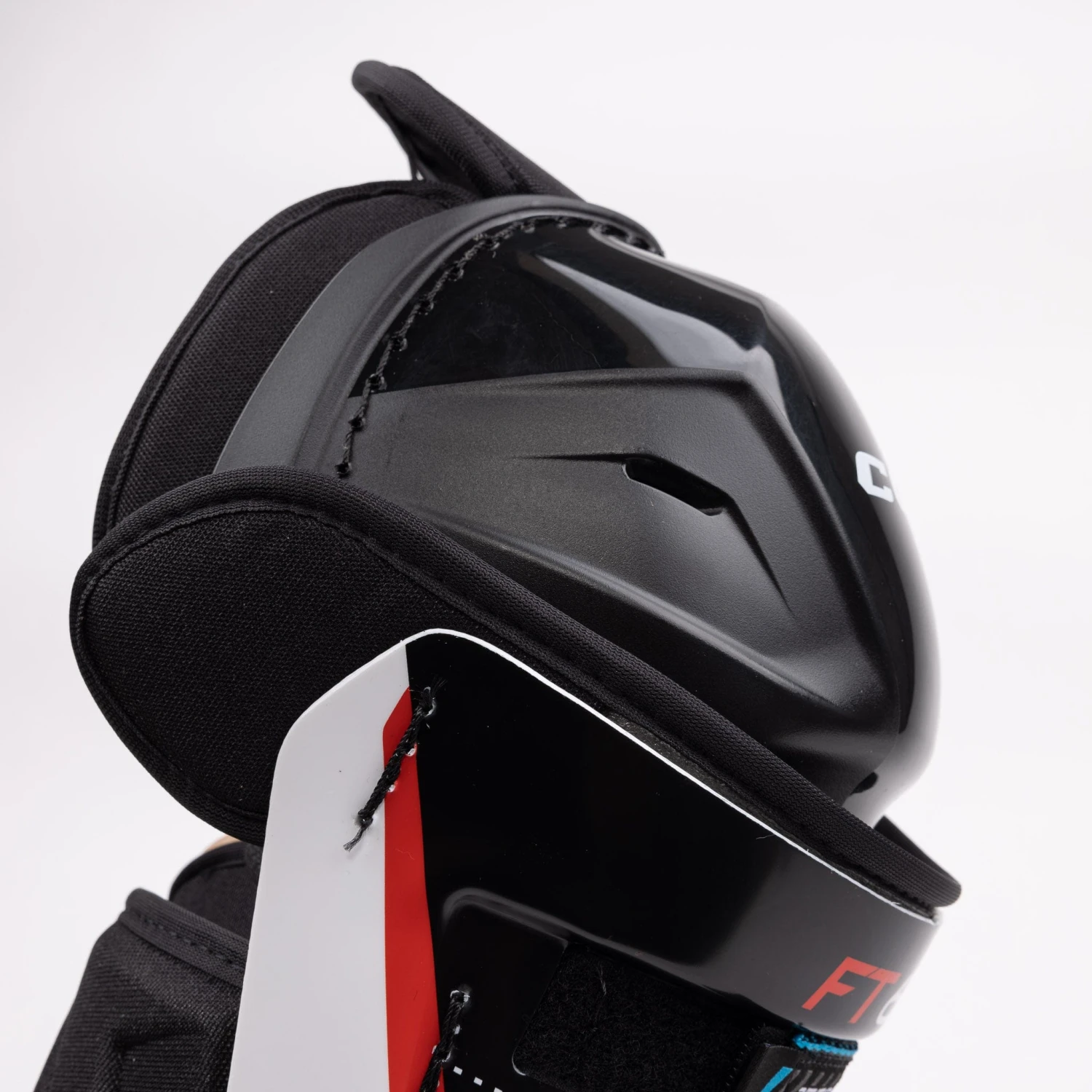 CCM Jetspeed FT680 Senior Hockey Shin Guards 4 CCM Jetspeed FT680 Senior Hockey Shin Guards - Image 2