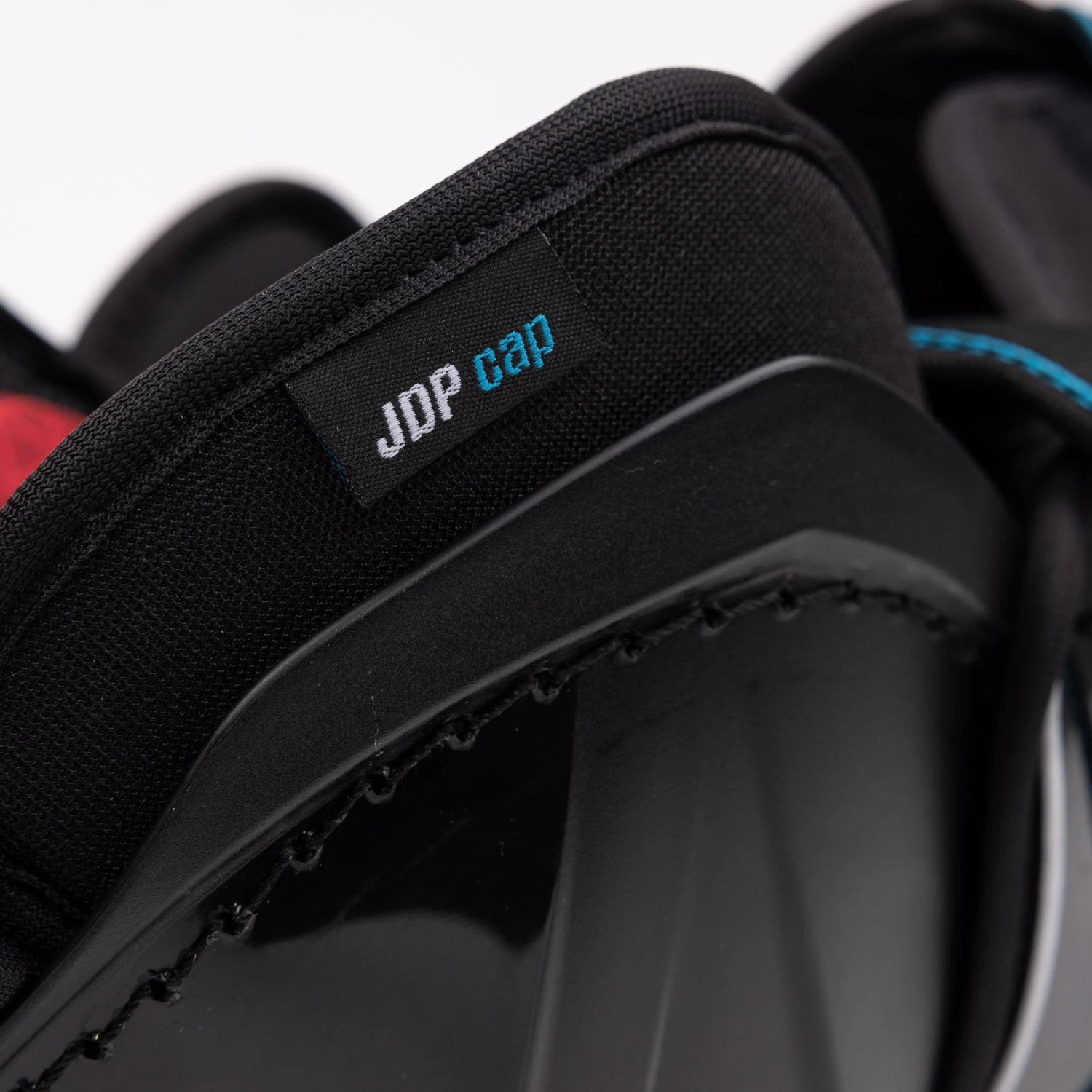 CCM Jetspeed FT680 Senior Hockey Shin Guards 5 CCM Jetspeed FT680 Senior Hockey Shin Guards - Image 3